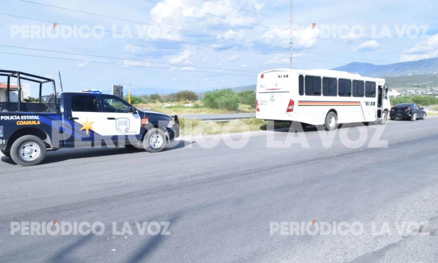 Choque entre vehículo y autobús en Libramiento Salinas de Gortari