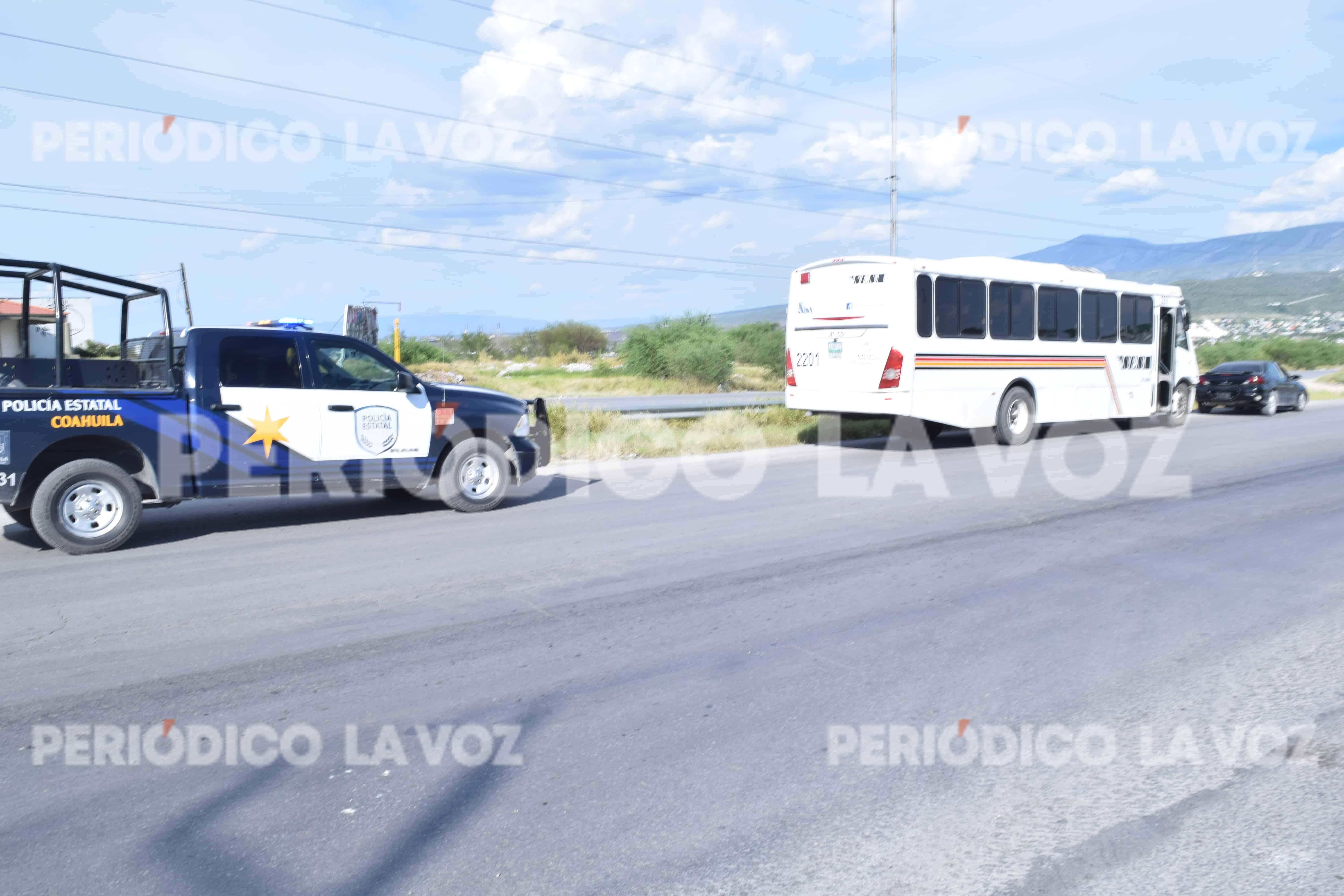 Choque entre vehículo y autobús en Libramiento Salinas de Gortari