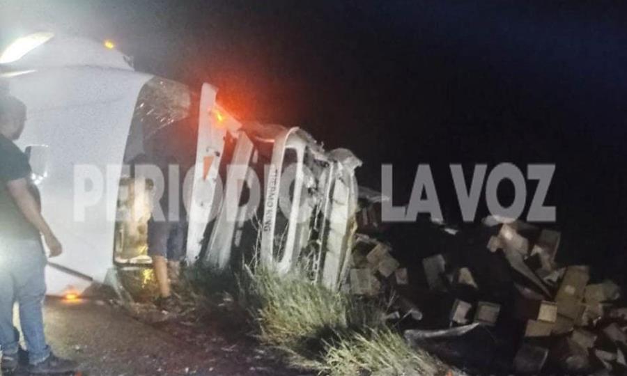 Protección Civil brinda auxilio tras volcadura en carretera federal