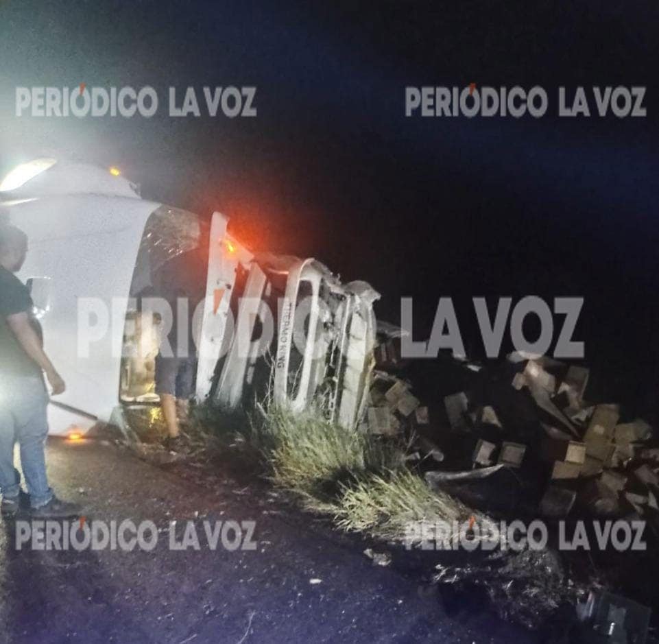 Protección Civil brinda auxilio tras volcadura en carretera federal