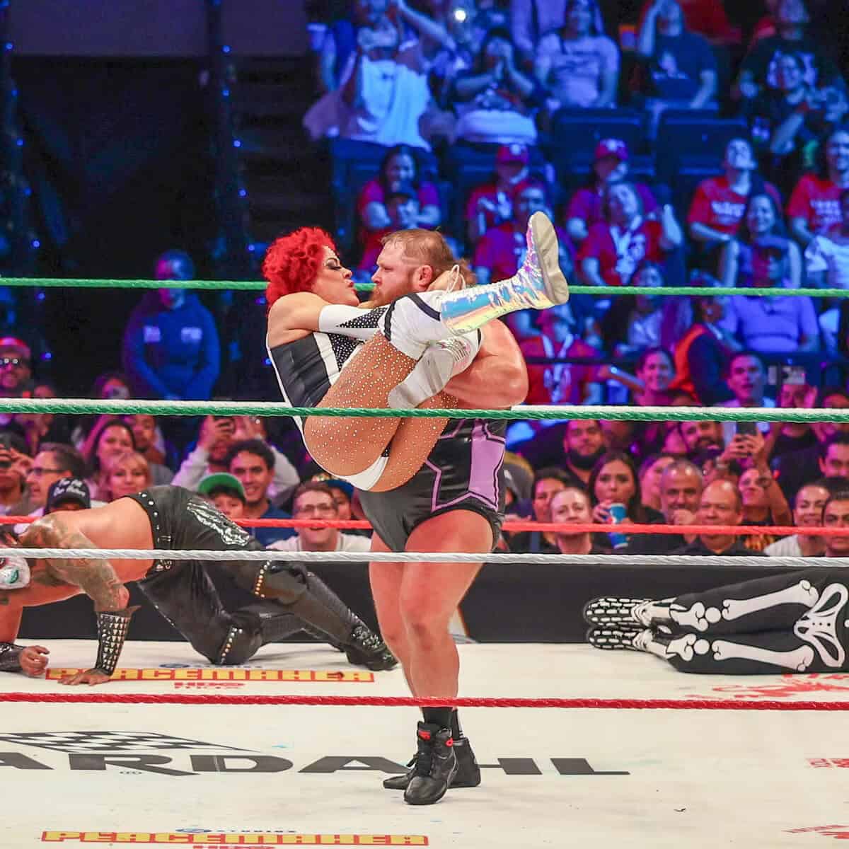 Pimpinela Escarlata aclara reacción de Triple H tras su debut en Triplemanía