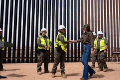 EE.UU. Pinta de Negro el Muro Fronterizo para Dificultar Escalada