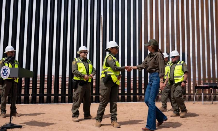 EE.UU. Pinta de Negro el Muro Fronterizo para Dificultar Escalada