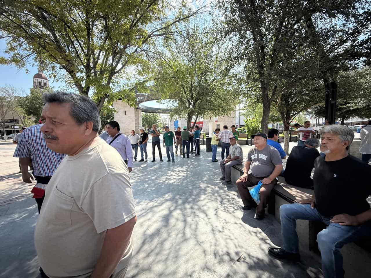 Extrabajadores de AHMSA atentos a la venta de la acerera