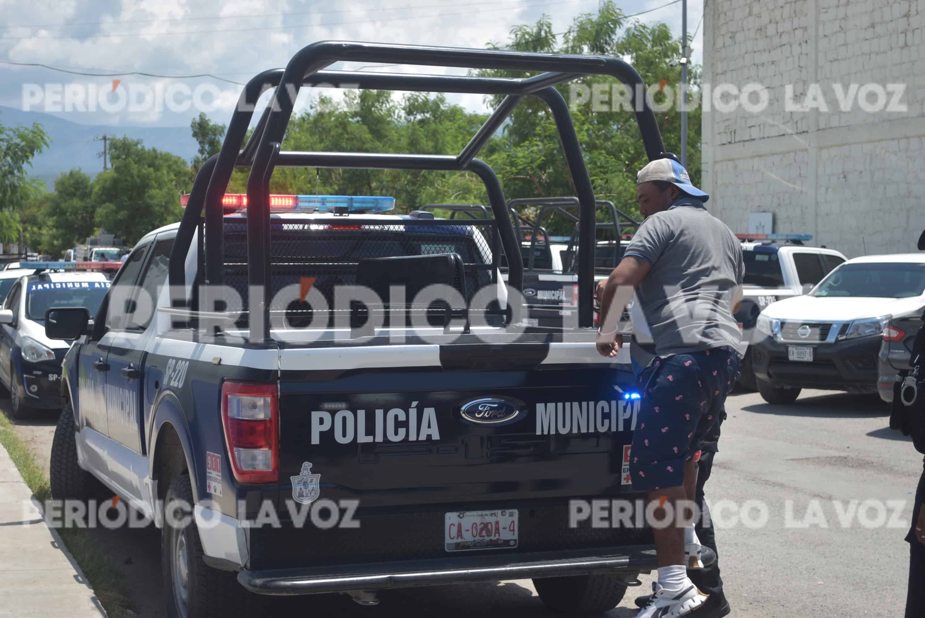 Policía Municipal interviene con limpiaparabrisas desafiante