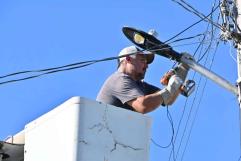 Fuertes vientos provocan caída de cables en Alumbrado Público