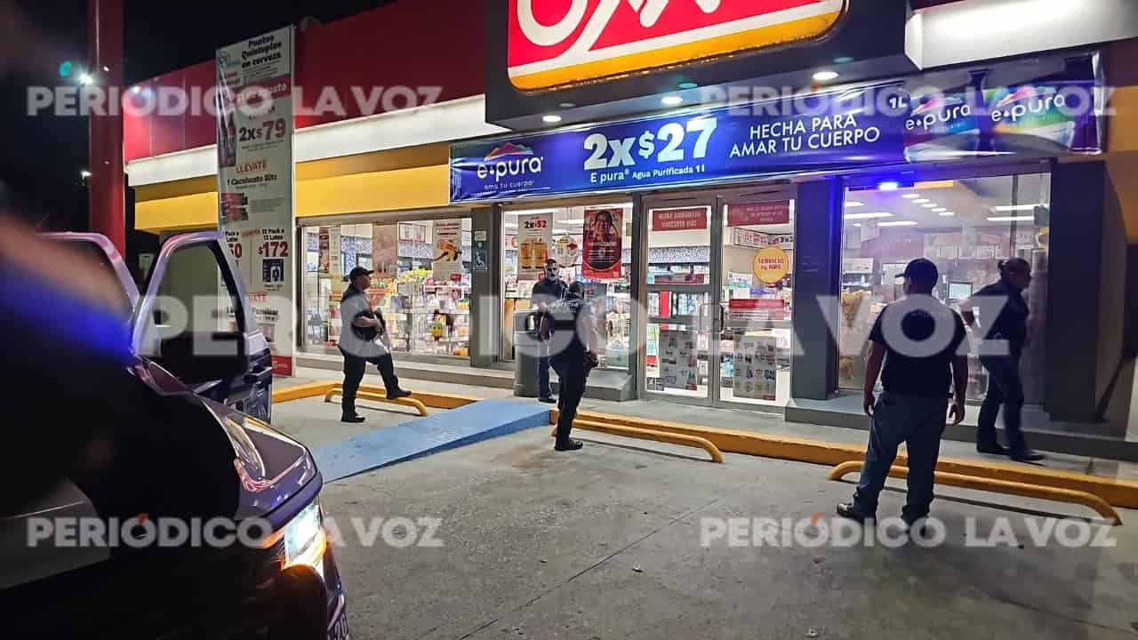 Policía acude a tienda de conveniencia tras reporte de individuo armado