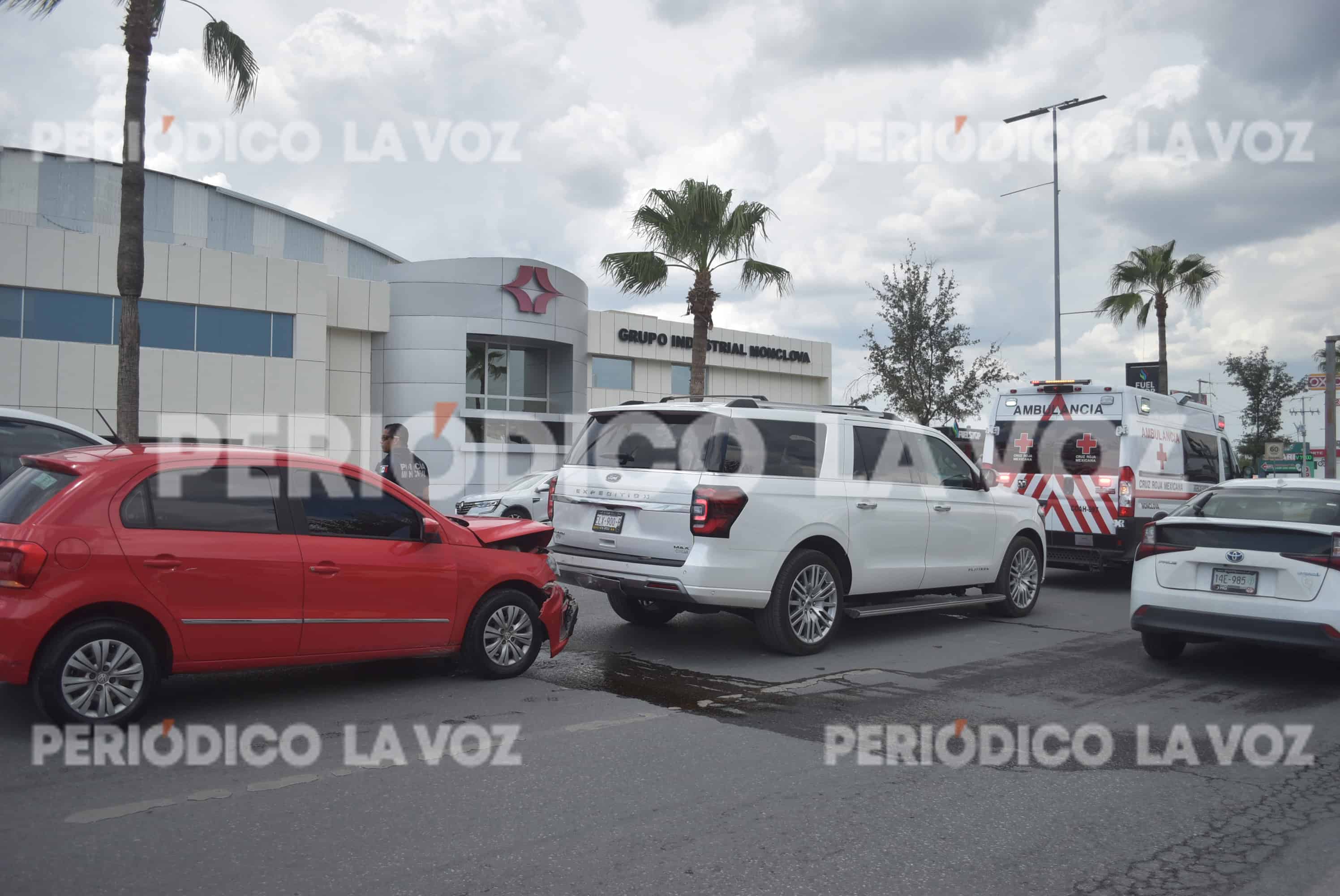 Conductor impacta camioneta Ford Expedition tras incidente vial