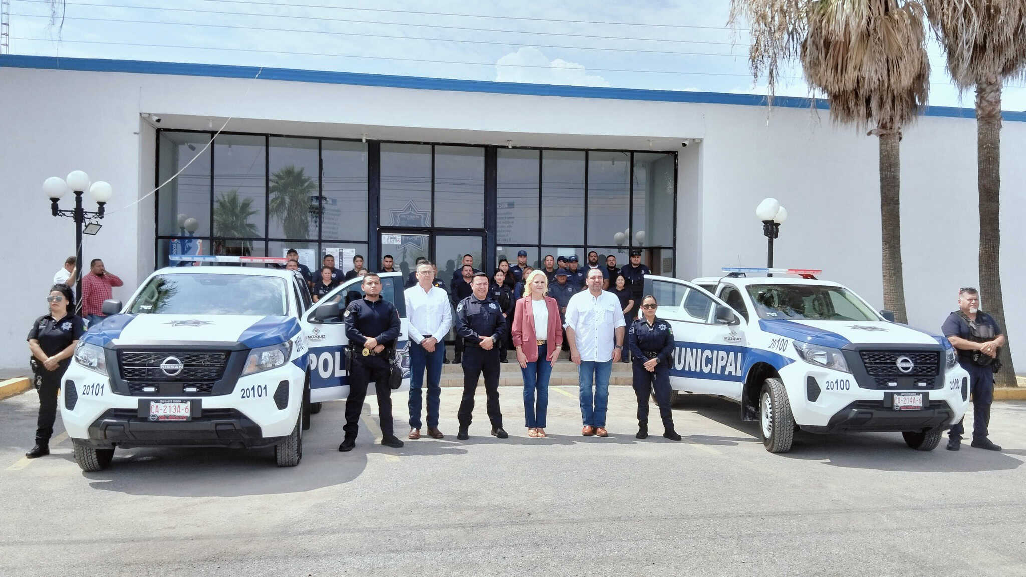 Alcaldesa de Múzquiz encabeza entrega de patrullas y equipamiento