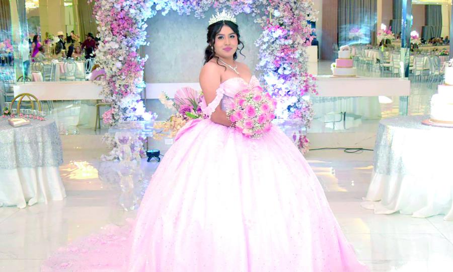 Zoe Salinas Celebra sus XV Primaveras con Emoción y Alegría