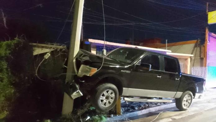 Conductor ebrio choca contra poste y deja sin luz a la colonia Guillén