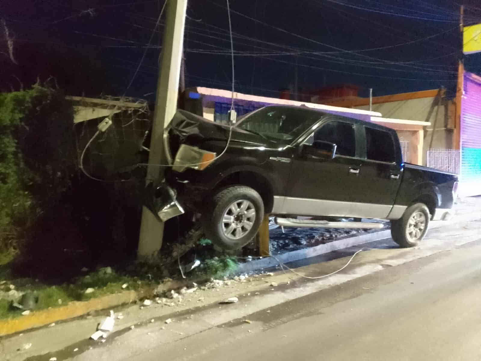 Conductor ebrio choca contra poste y deja sin luz a la colonia Guillén