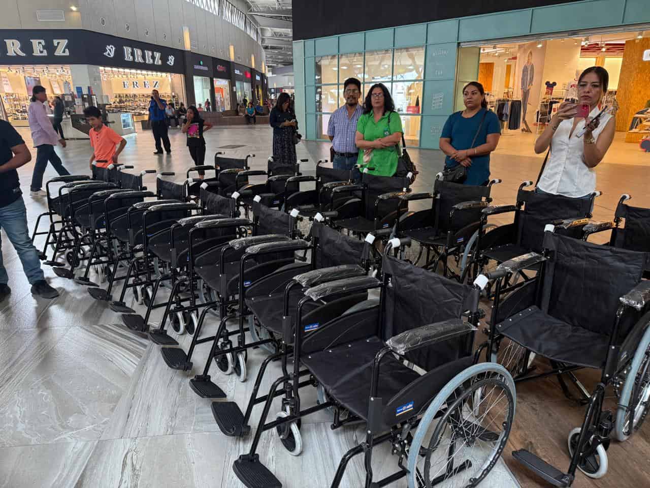 Alcalde de Monclova presente en entrega de sillas de ruedas por Club Rotario