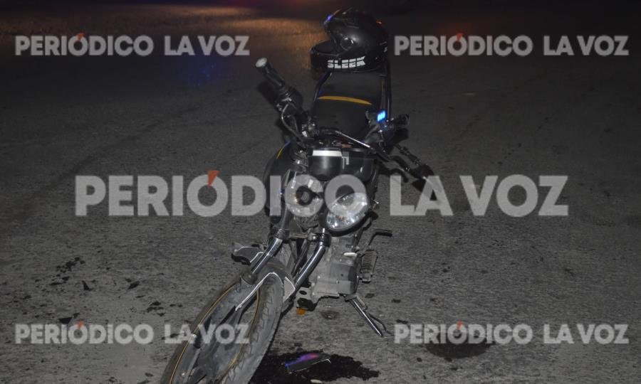 Choque entre motocicleta y Malibú deja joven herido en Colinas de Santiago
