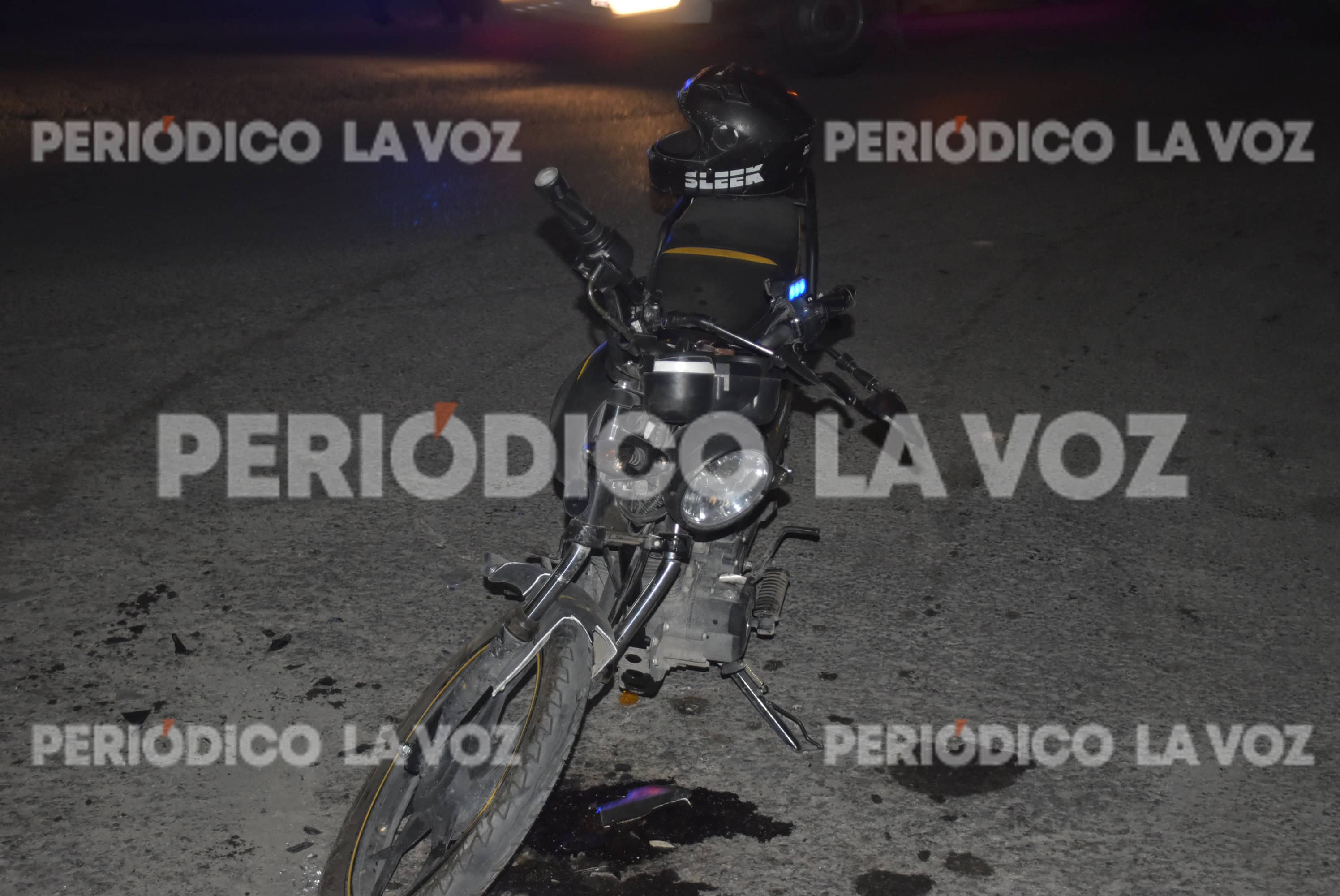 Choque entre motocicleta y Malibú deja joven herido en Colinas de Santiago