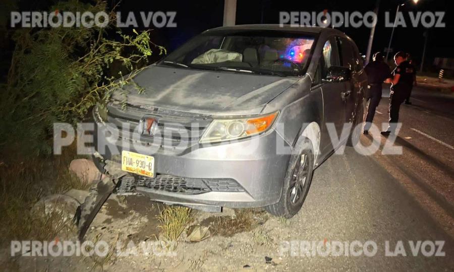 Conductor sufre lesiones al estrellar su camioneta Honda Odyssey en Montessori