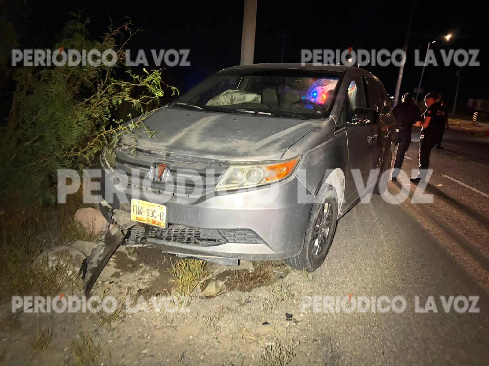Conductor sufre lesiones al estrellar su camioneta Honda Odyssey en Montessori