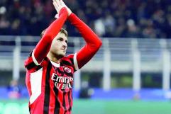 Santiago Giménez recibe voto de confianza en el Milan