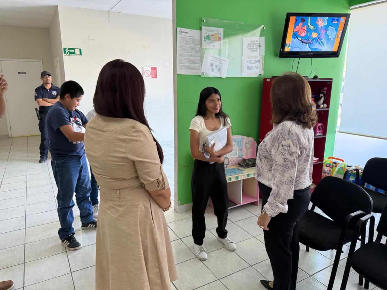 Entregan apoyos y útiles escolares a familias vulnerables en Ciudad Acuña