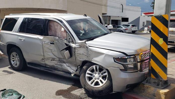 Camión se pasa el alto y choca contra camioneta en el centro de Ciudad Acuña