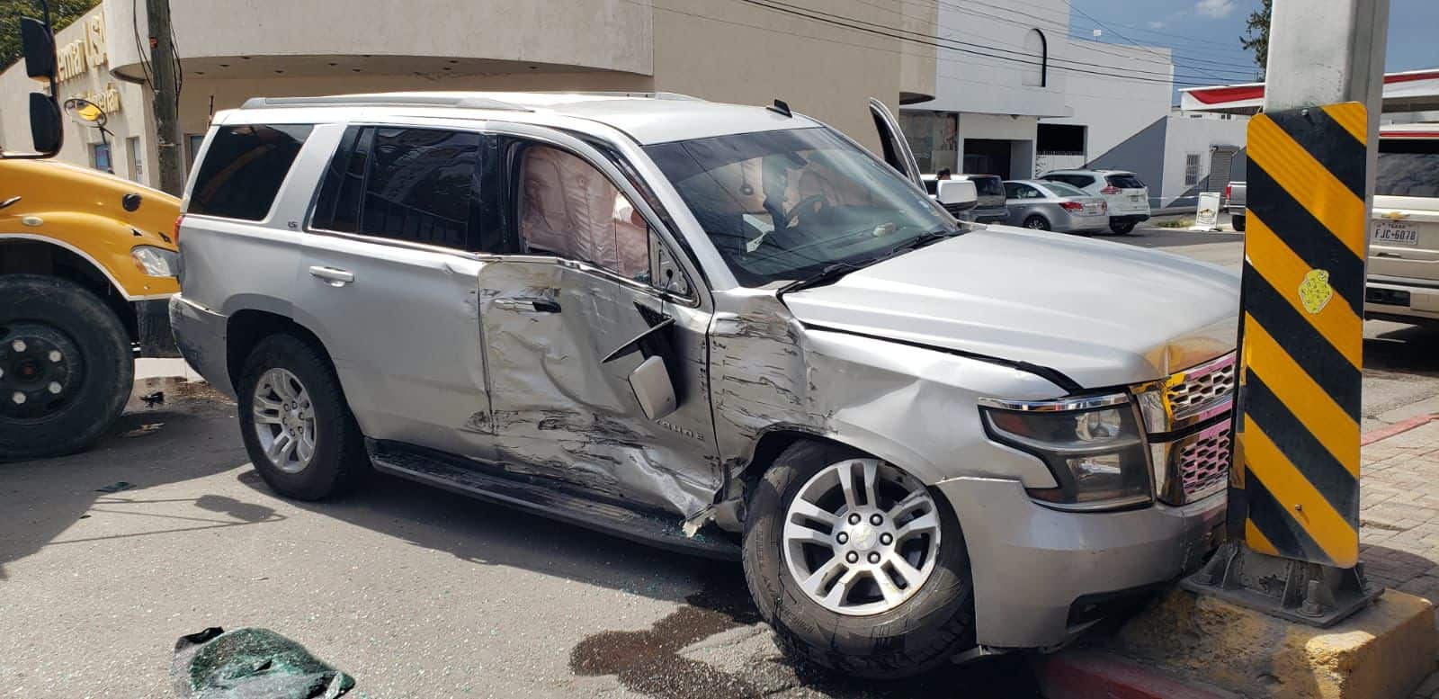 Camión se pasa el alto y choca contra camioneta en el centro de Ciudad Acuña
