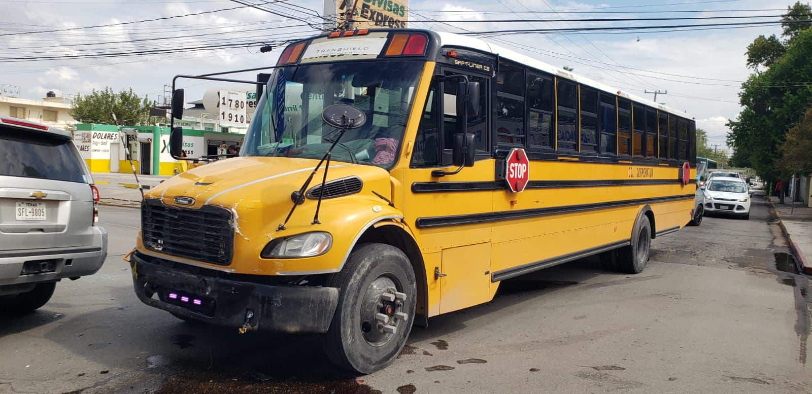 Camión se pasa el alto y choca contra camioneta en el centro de Ciudad Acuña