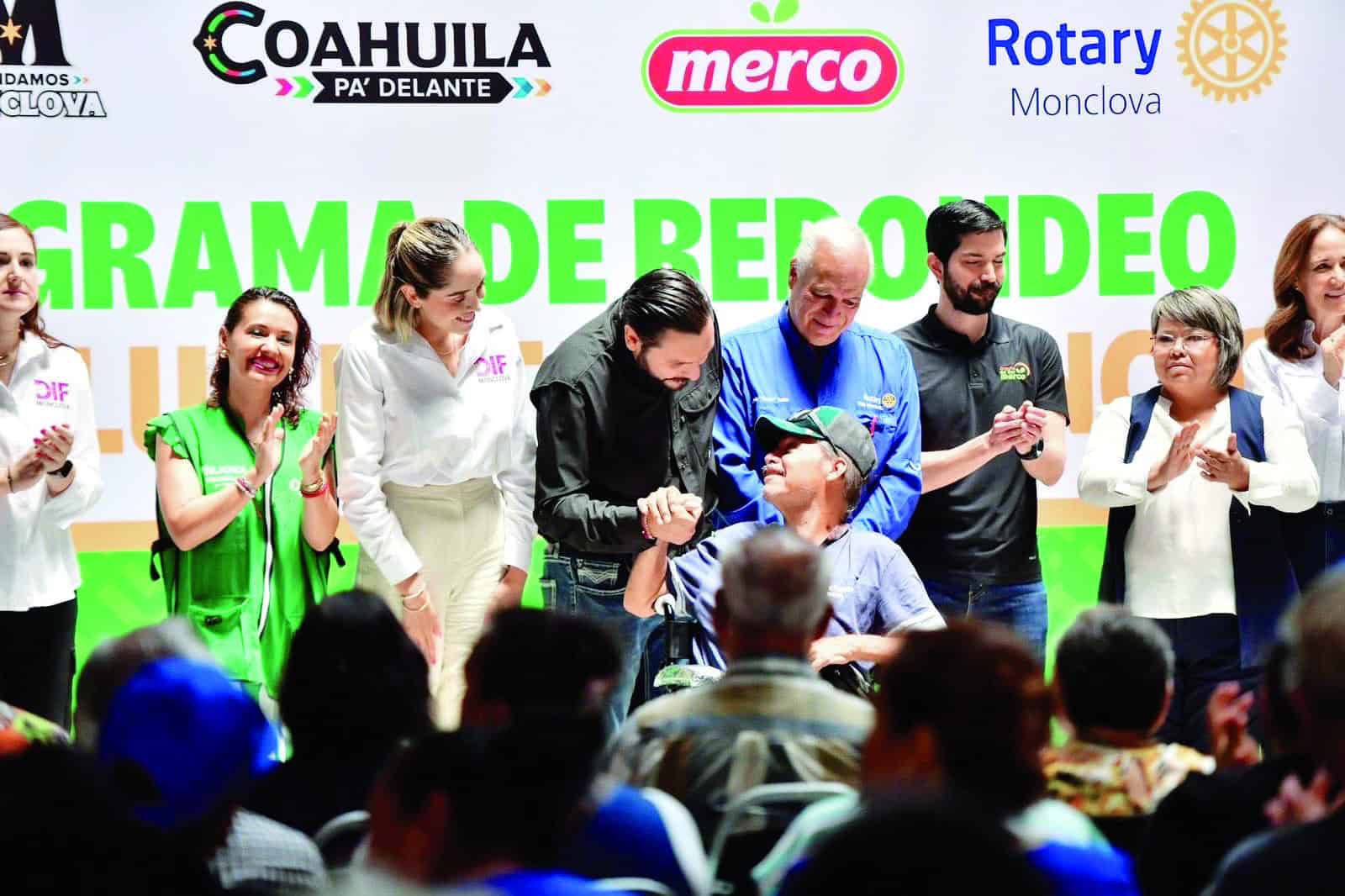 Club Rotario Monclova y Merco entregan sillas de ruedas en Coahuila