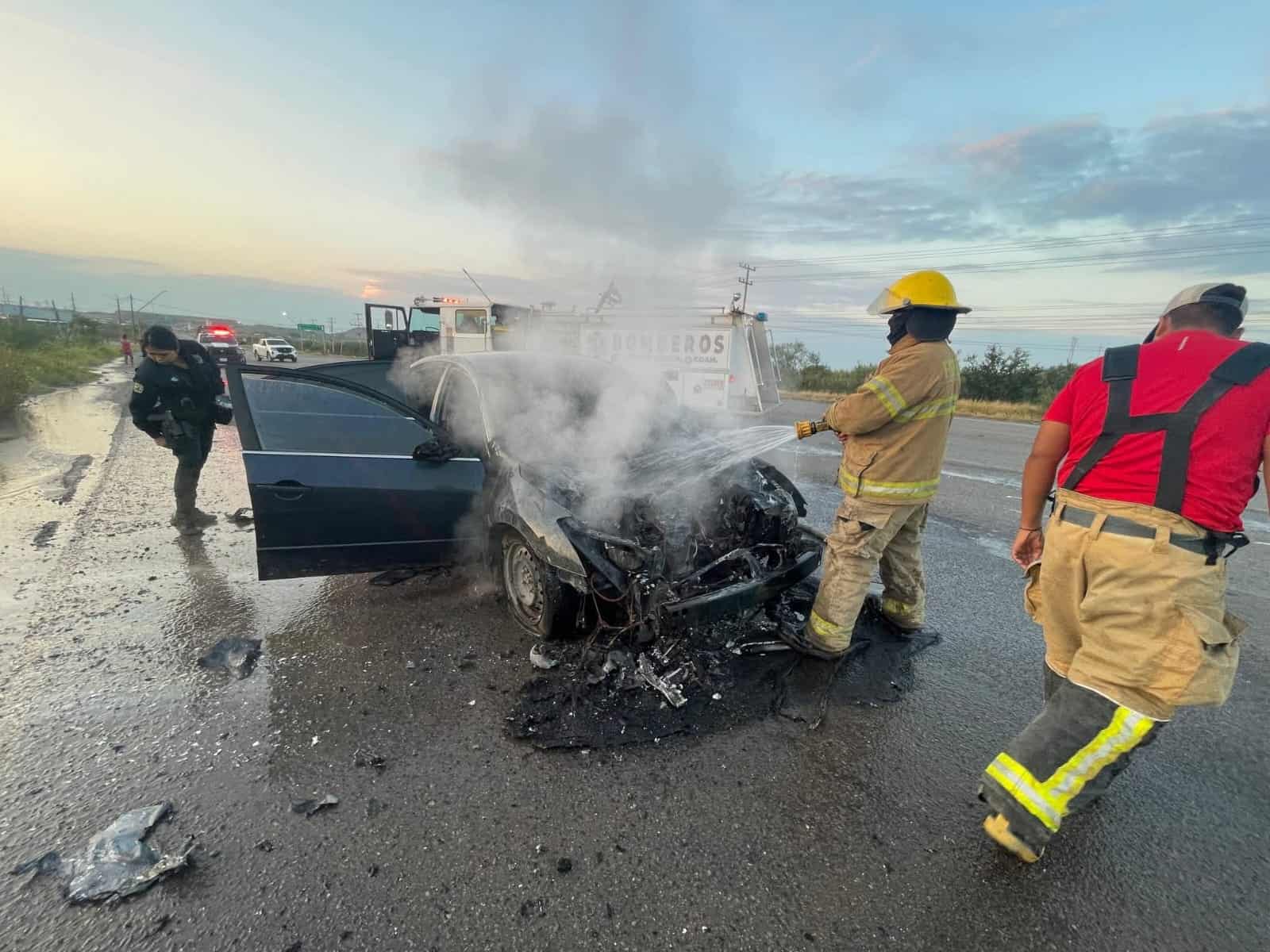Yuridia Cisneros presencia incendio de auto en carretera 57