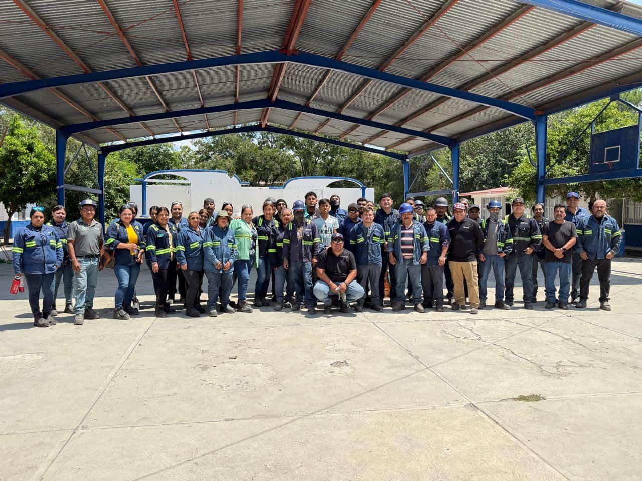 Empresa Iron Cast y municipio realizan limpieza en la primaria "Suzanne R de Pape"