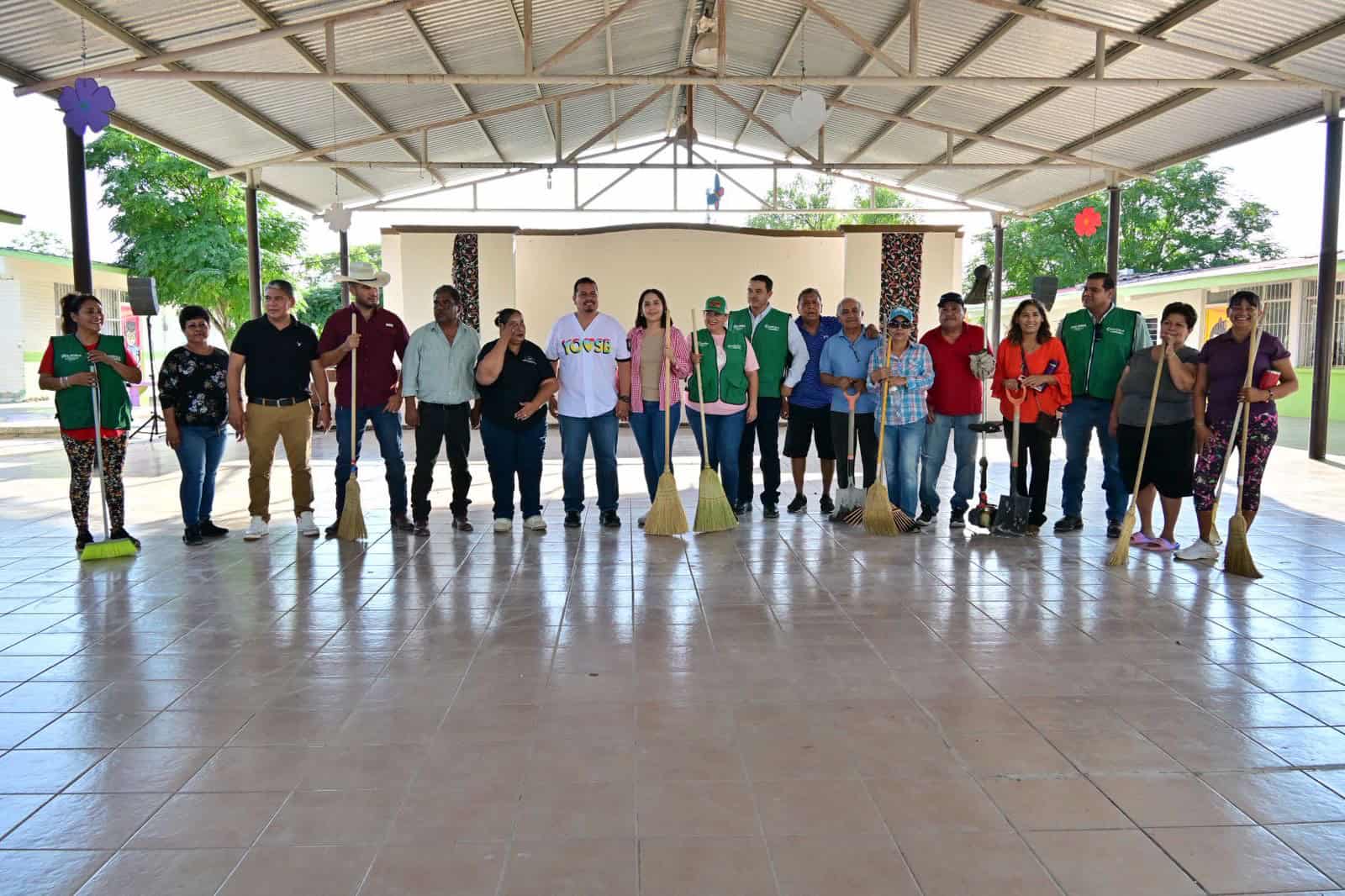 Alcalde de San Buenaventura encabeza jornada de limpieza en escuelas para un regreso a clases limpio