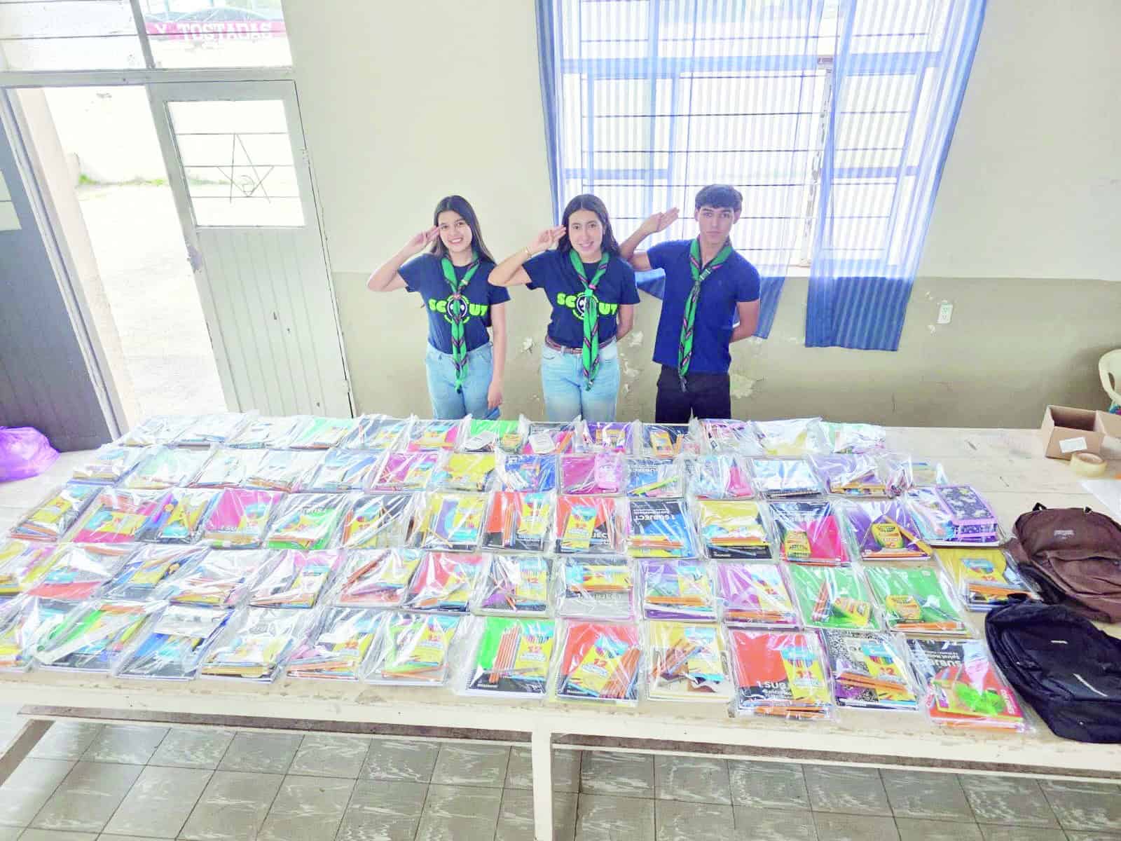Entrega de útiles escolares en Nueva Rosita a estudiantes necesitados