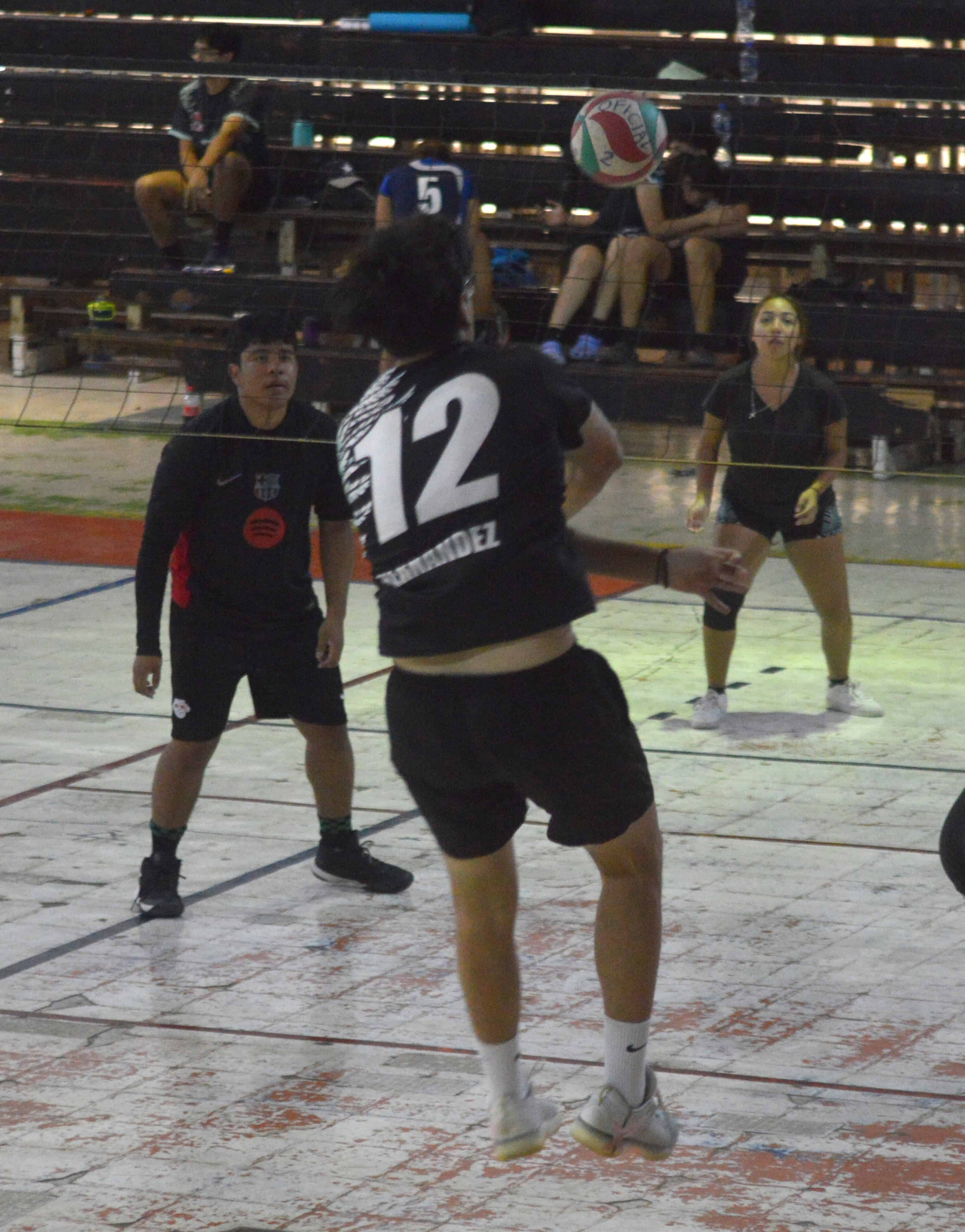 Ravens gesta remontada épica ante Flamel en voleibol