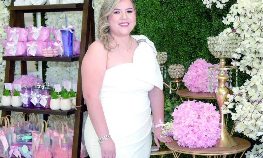 María Elena González se despide de la soltería con alegría