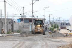 Alcalde Javier Díaz González lidera obras de pavimentación en La Gloria