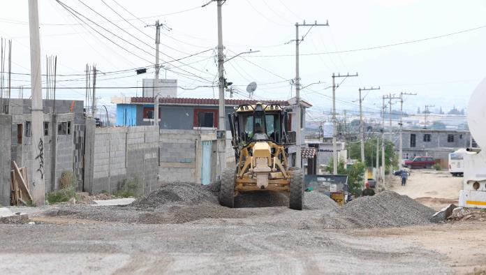 Alcalde Javier Díaz González lidera obras de pavimentación en La Gloria