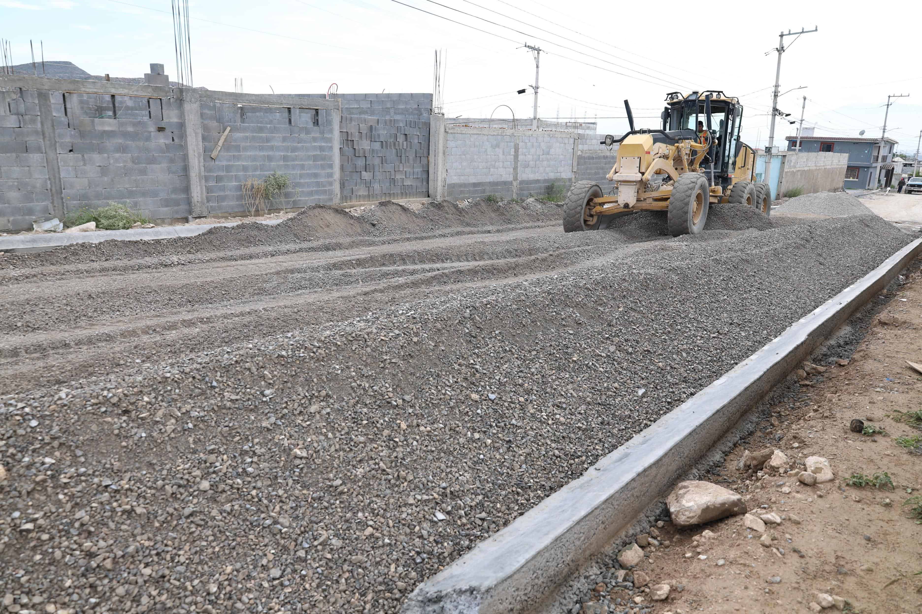 Alcalde Javier Díaz González lidera obras de pavimentación en La Gloria