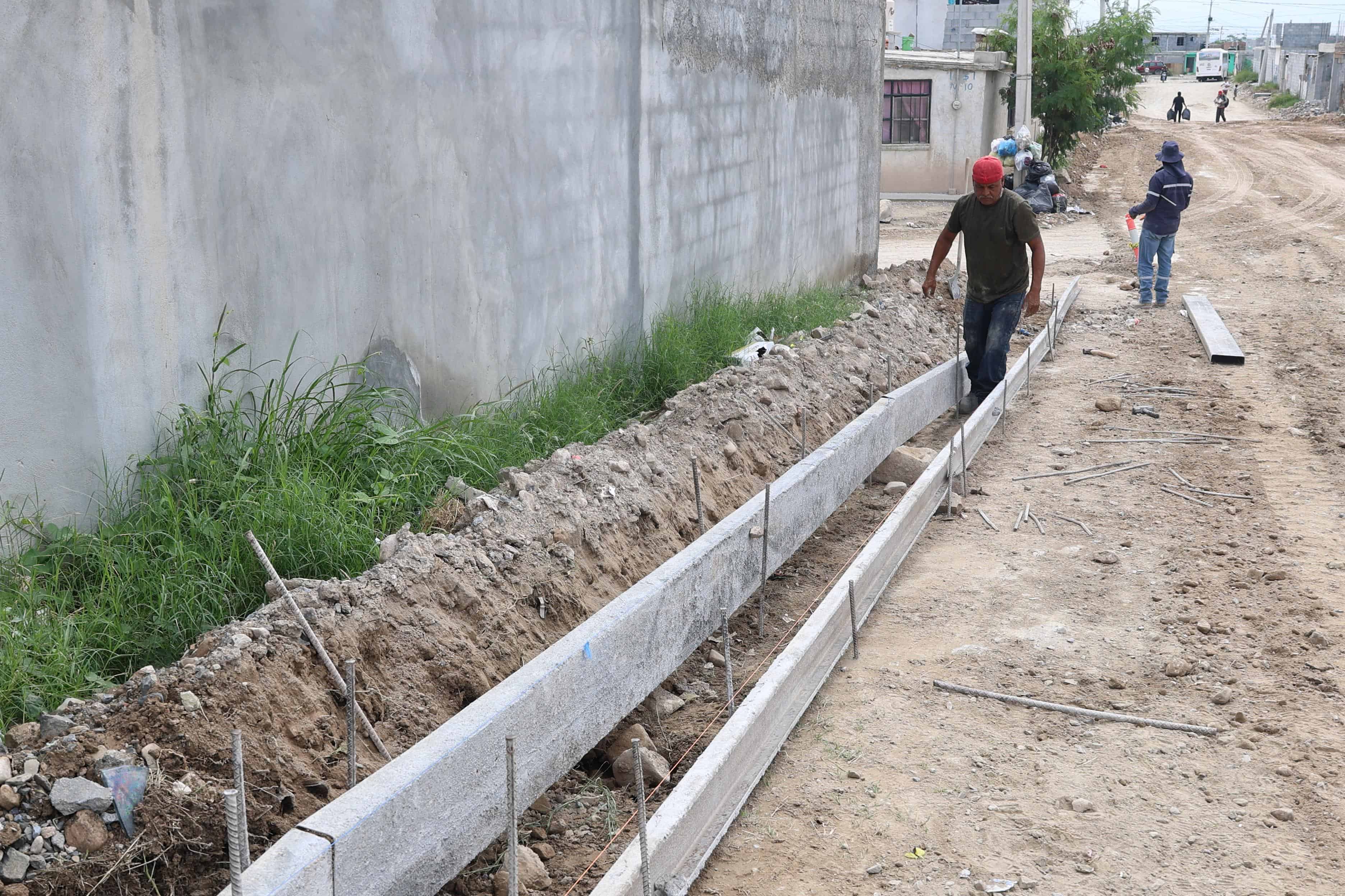 Alcalde Javier Díaz González lidera obras de pavimentación en La Gloria