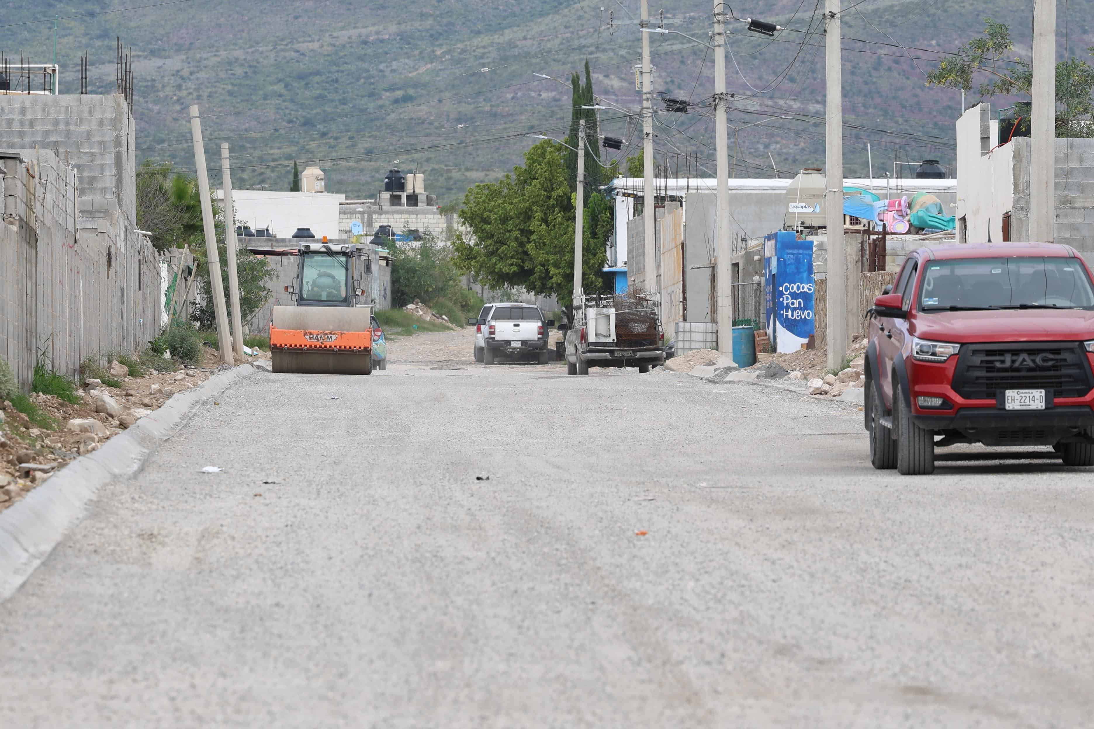Alcalde Javier Díaz González lidera obras de pavimentación en La Gloria