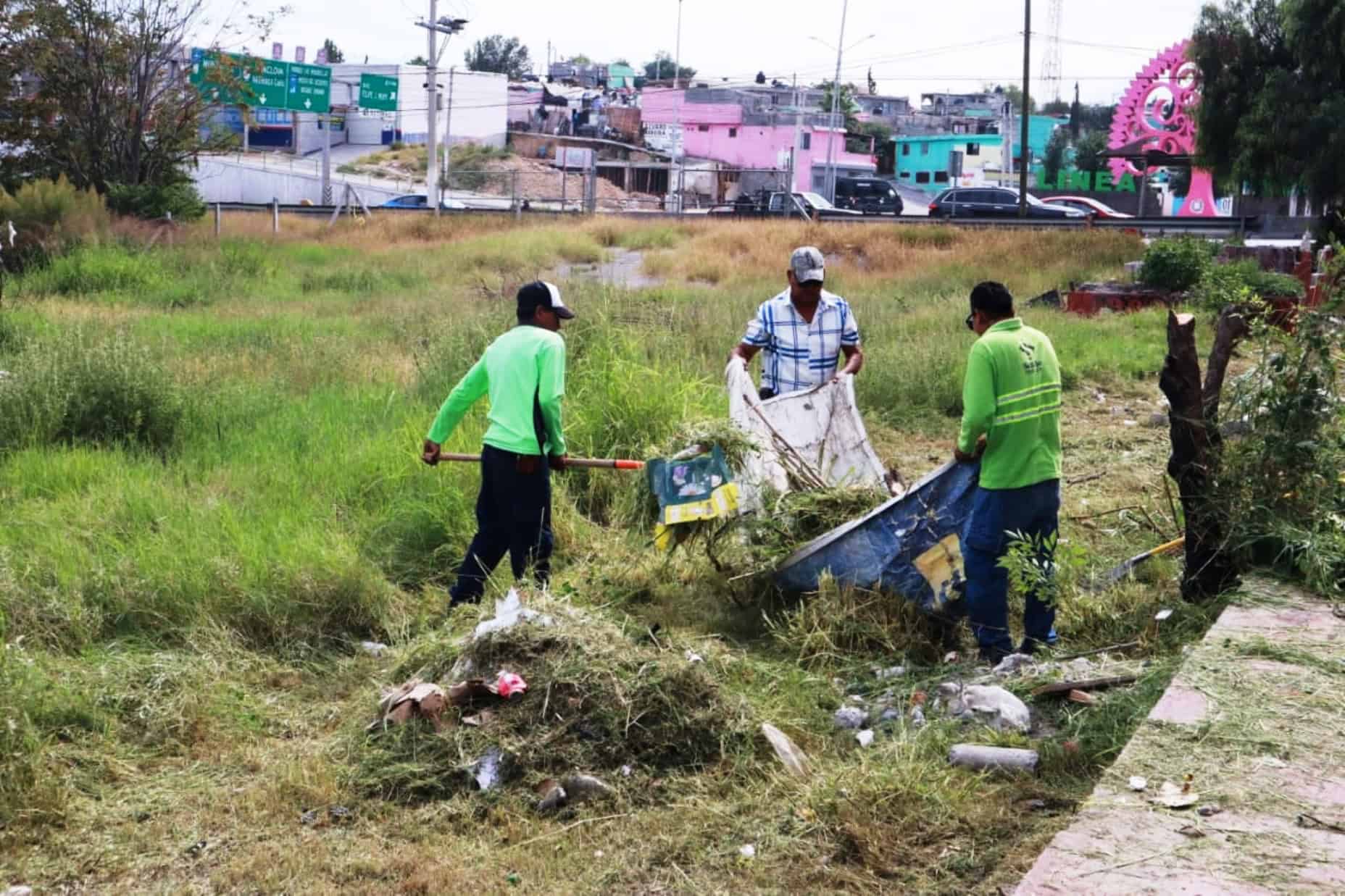 Programa Aquí Andamos Limpia Puente Peatonal en Saltillo