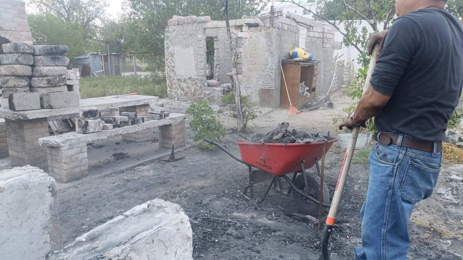 Bomberos de Nava limpian vivienda calcinada como gesto solidario