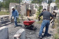 Bomberos de Nava limpian vivienda calcinada como gesto solidario