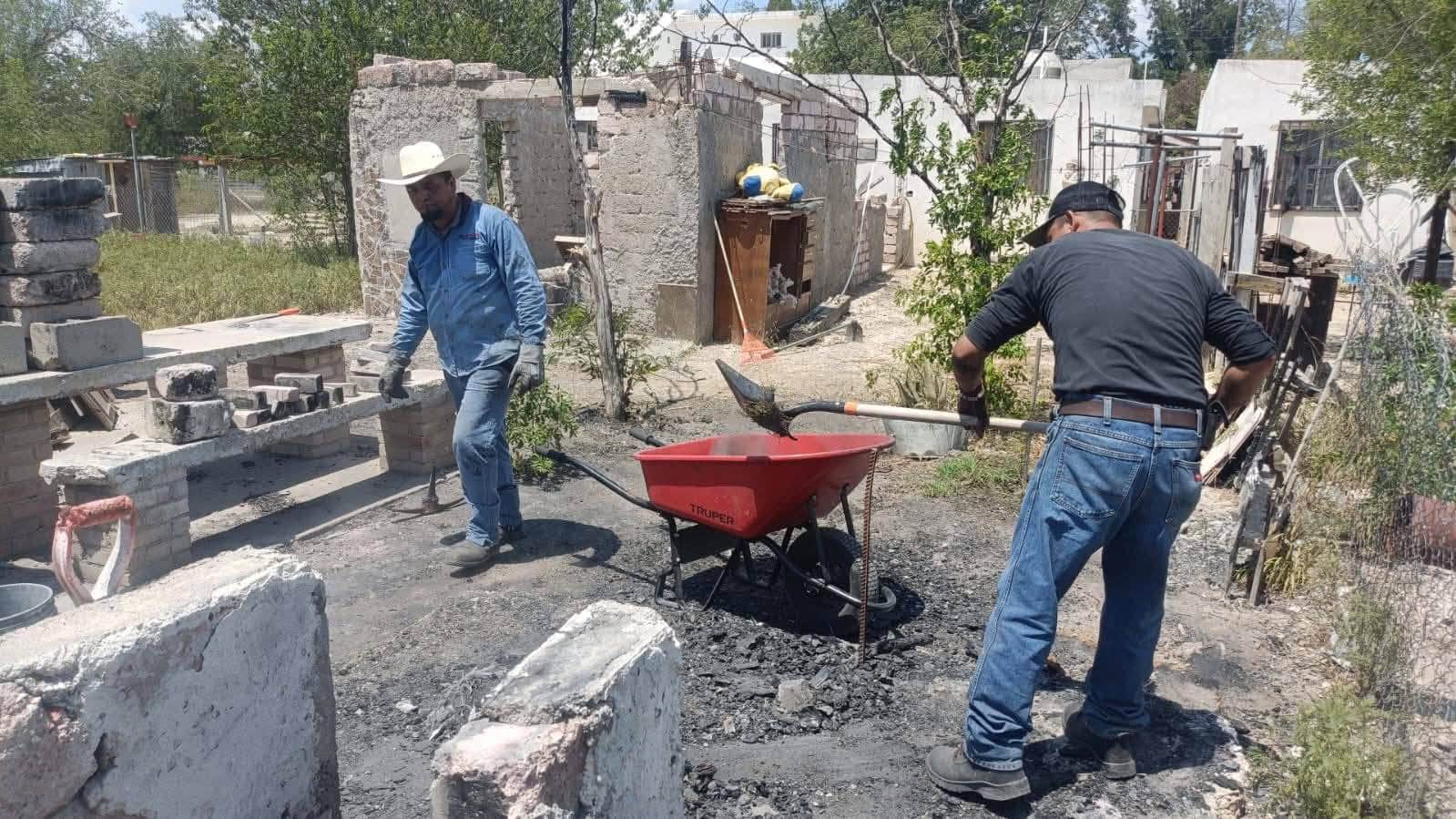 Bomberos de Nava limpian vivienda calcinada como gesto solidario