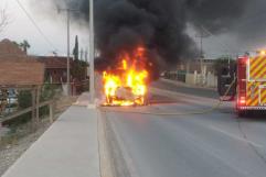 Camión de transporte se incendia en Ciudad Acuña y queda en pérdida total