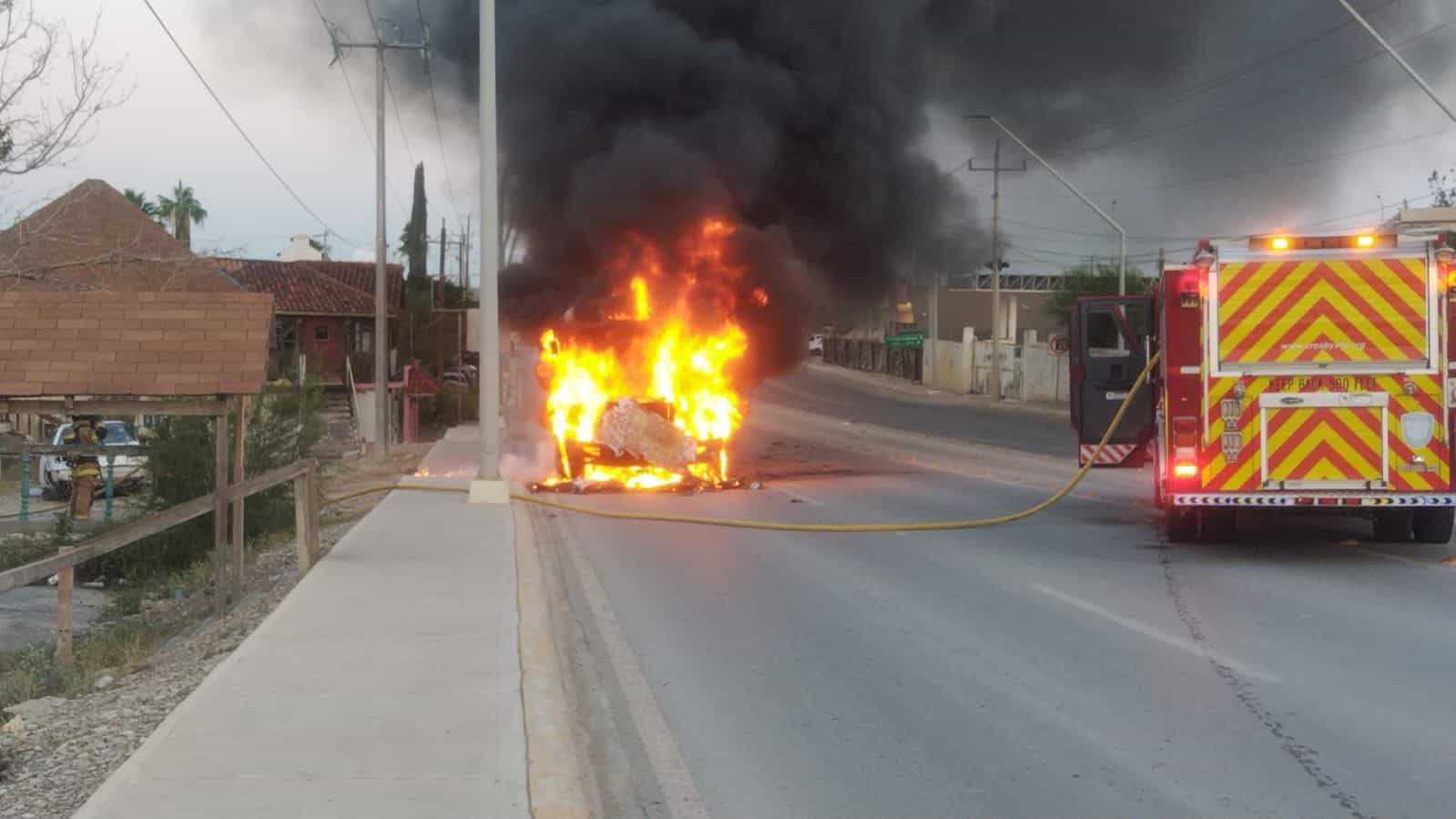 Camión de transporte se incendia en Ciudad Acuña y queda en pérdida total