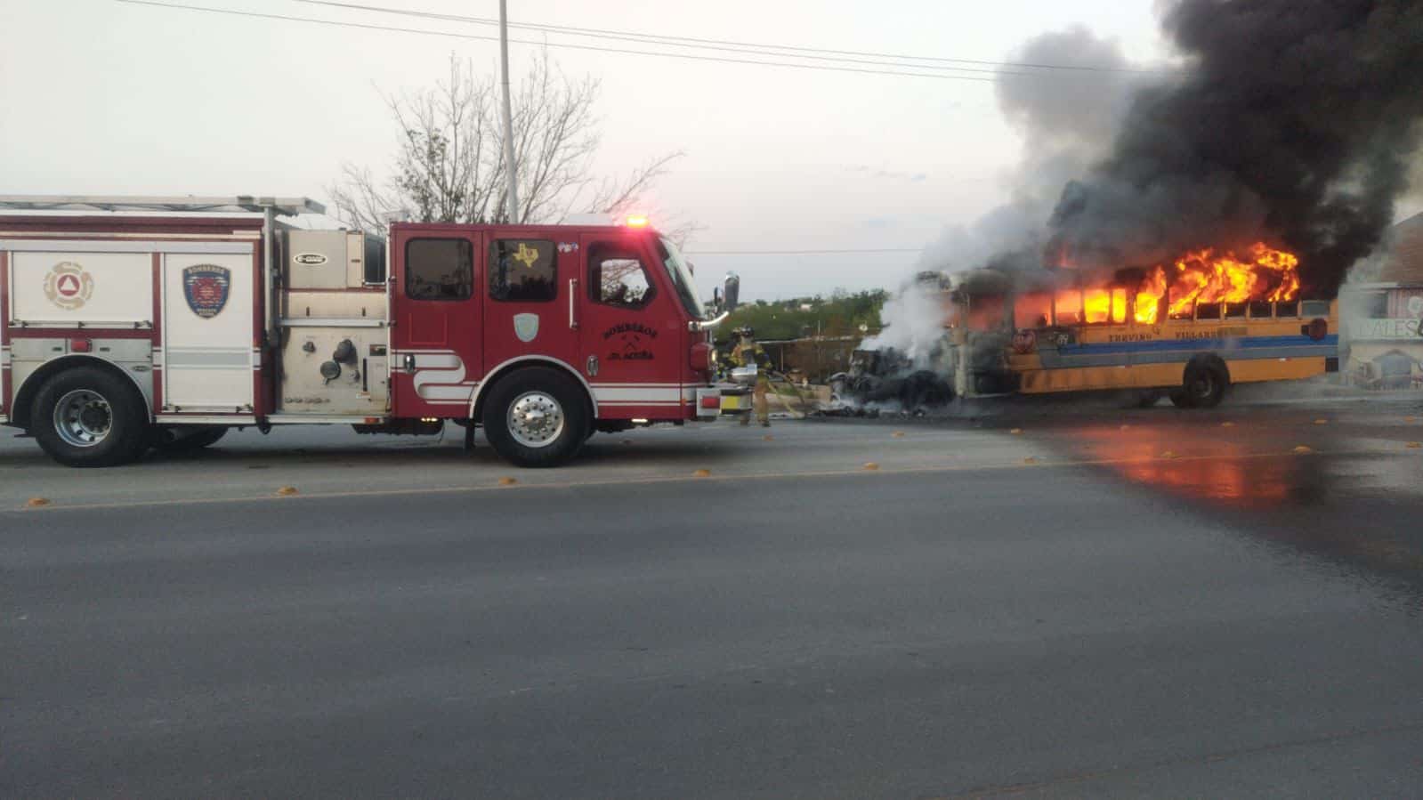 Camión de transporte se incendia en Ciudad Acuña y queda en pérdida total