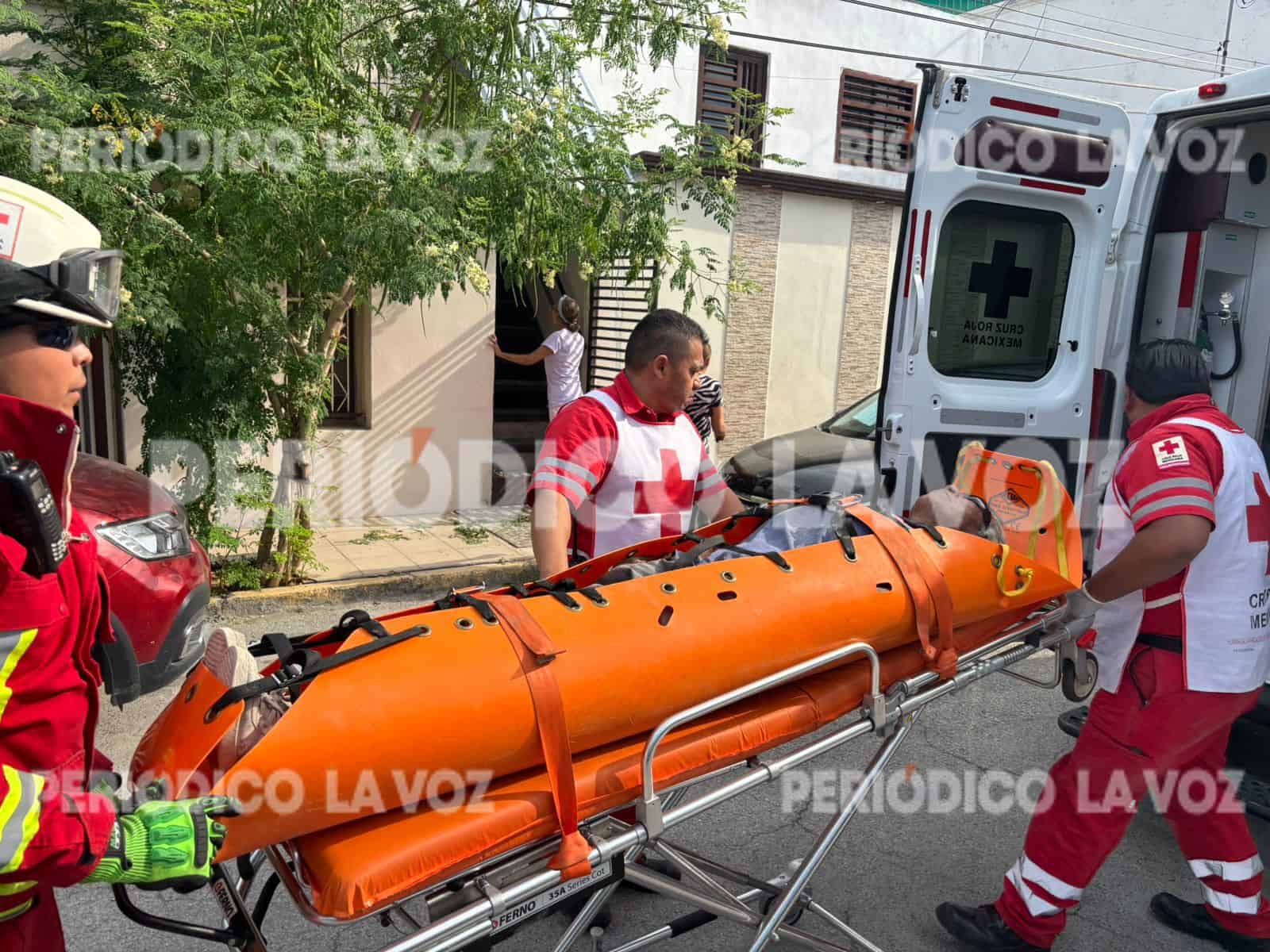 Albañil rescatado por paramédicos tras sufrir embolia en Ciudad Deportiva