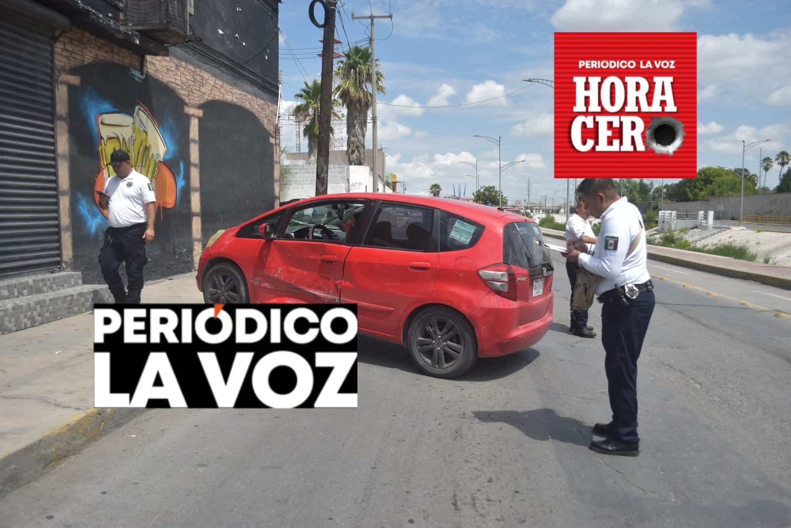 Al salir de gasolinera choca auto  y lo trepa a banqueta