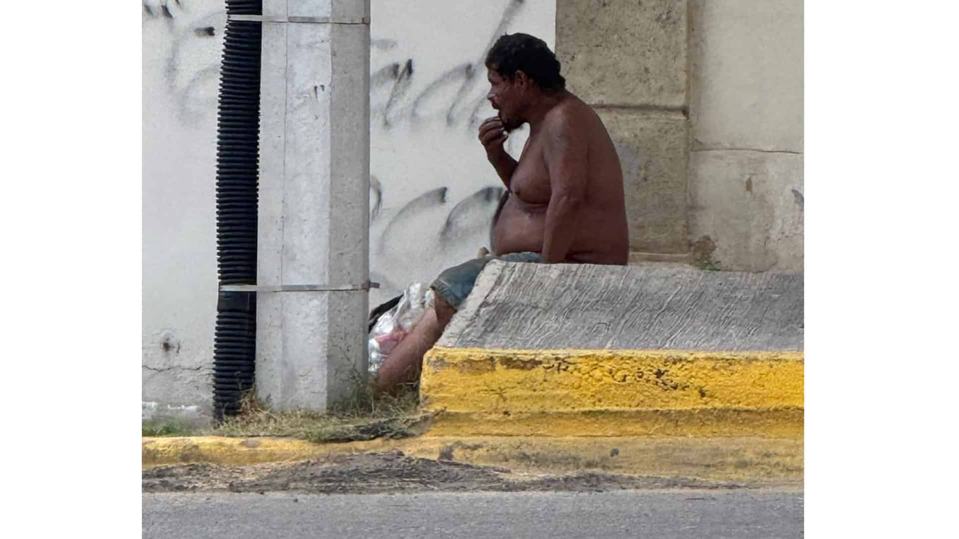 Hombre en situación de calle sorprende a transeúntes en bulevar Madero