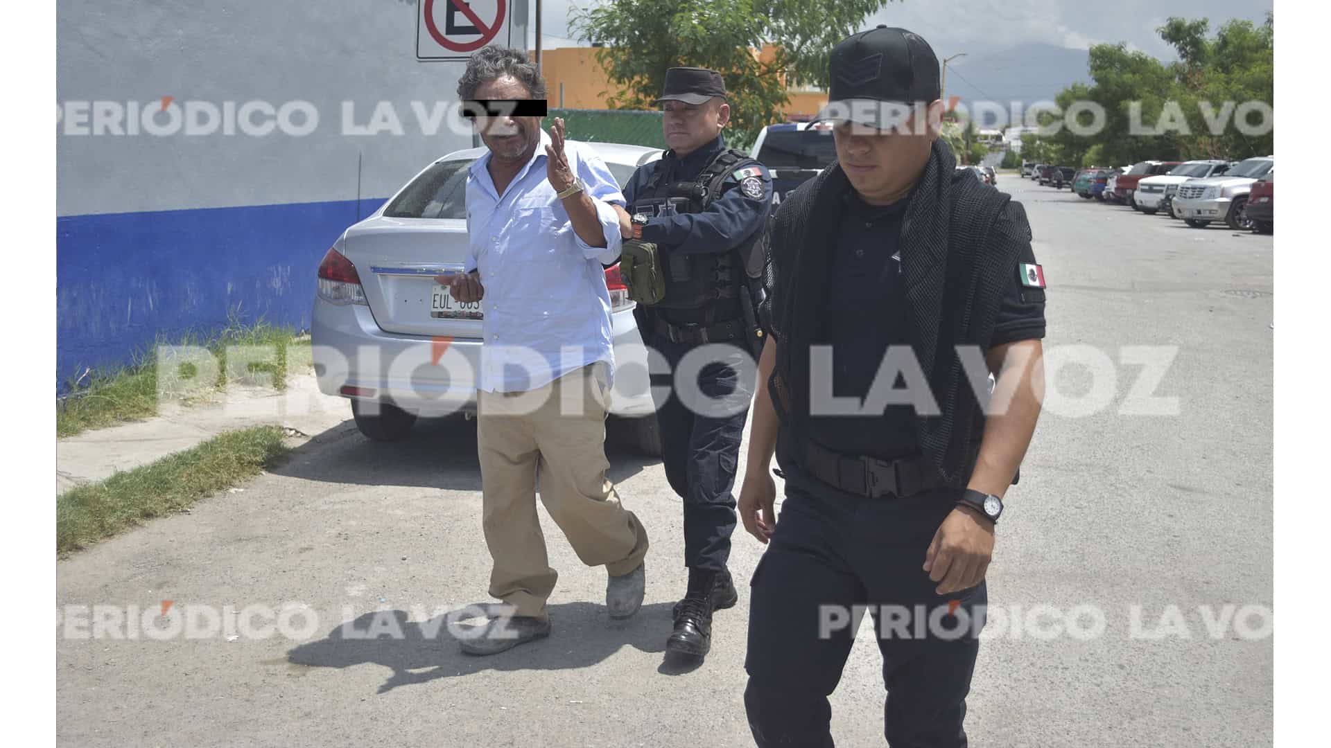 Detenido por molestar a su esposa en puesto de comida