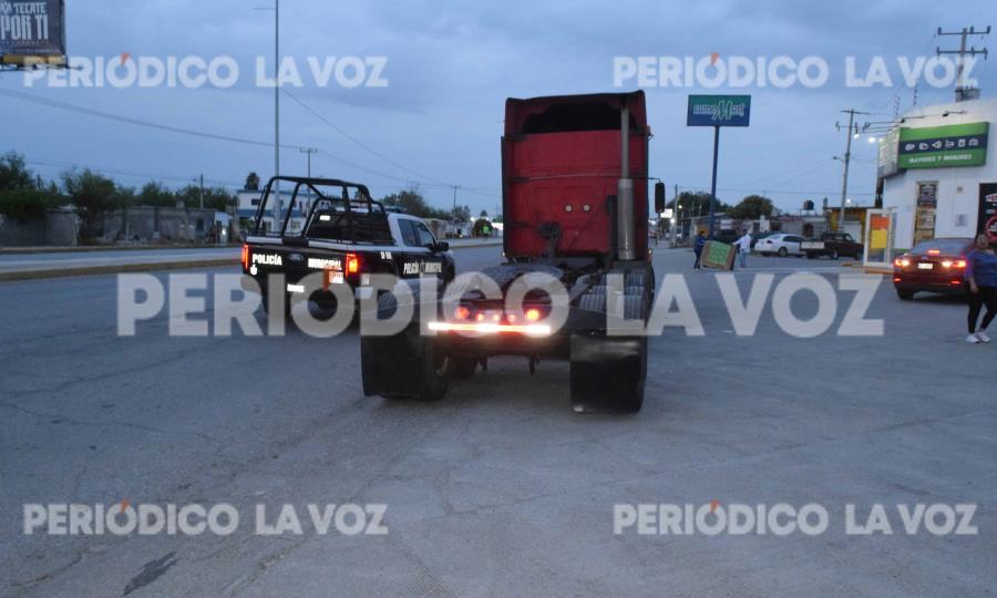 Accidente vial en bulevar San José involucra a tráiler y vehículo compacto